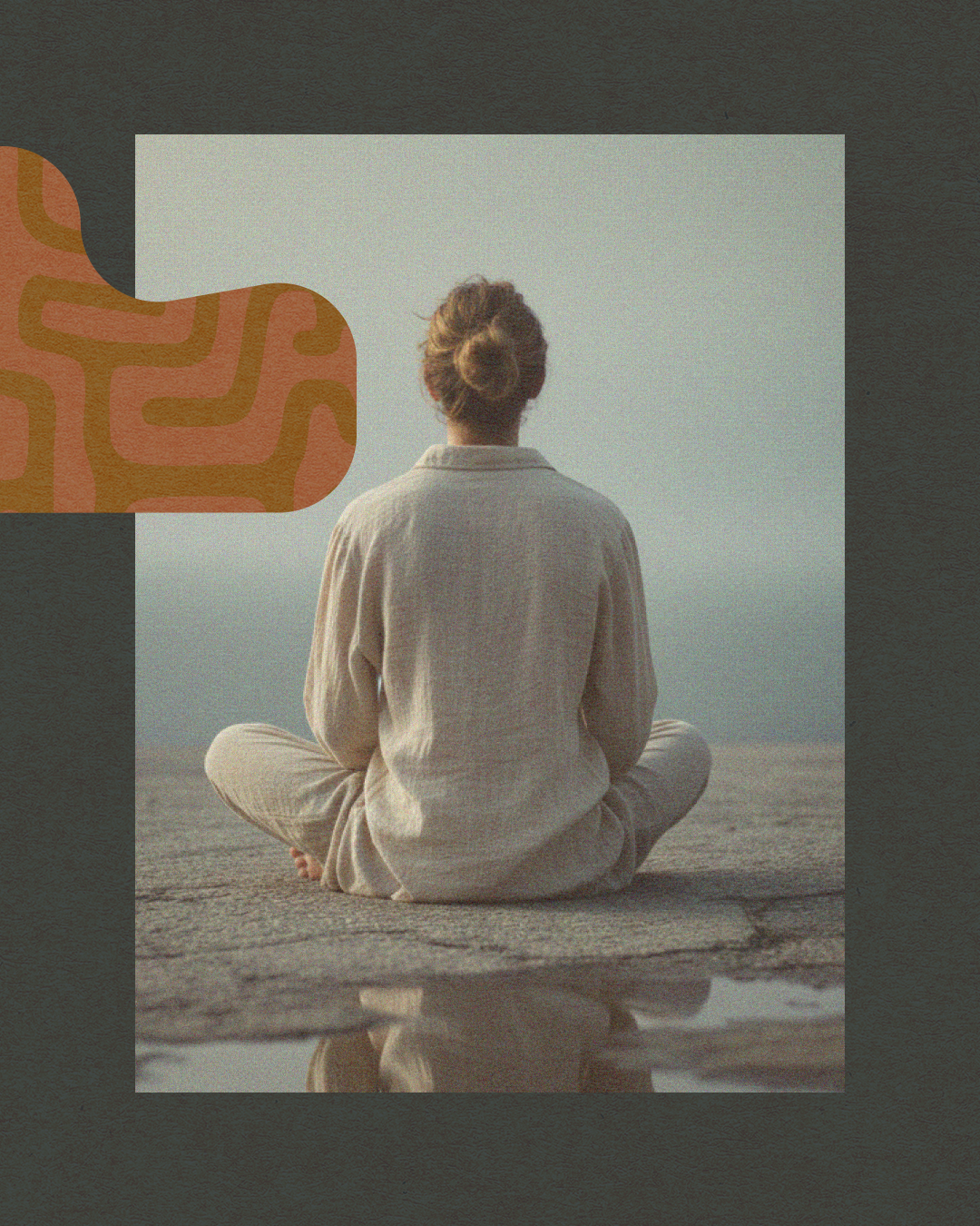 Persona meditando al atardecer